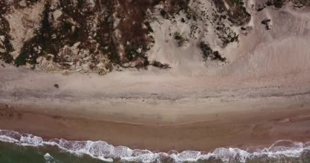 Atas pandangan gelombang melanggar di pasir, terbang di atas pantai berpasir tropis dan gelombang — Stok Video