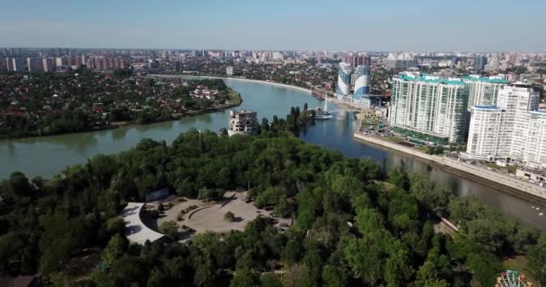 Russioa, peisajul orașului Krasnodar și râul Kuban din vedere aeriană. Regiunea Krasnodar, Rusia — Videoclip de stoc