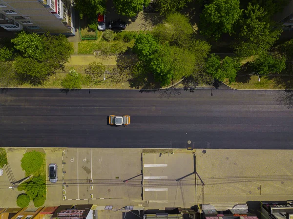 Bovenaanzicht vanuit de lucht van het asfalt bouwwerkzaamheden met commerciële reparatie apparatuur weg roller compactor machine. Contrast tussen nieuw en oud wegdek. — Stockfoto