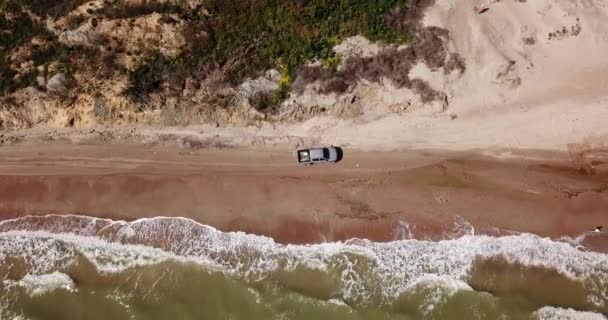 Upp och ner syn på vågor som bryter i sanden, flyger över tropisk sandstrand och vågor. Bilturer på sanden. — Stockvideo