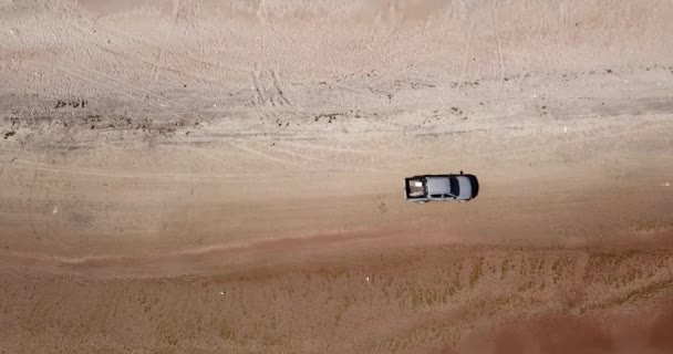 Vista de arriba hacia abajo de las olas rompiendo en la arena, volando sobre la playa de arena tropical y las olas. Paseos en coche en la arena . — Vídeos de Stock