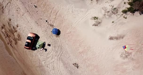 Vista dall'alto verso il basso del campeggio da solo sulla spiaggia di sabbia tropicale — Video Stock