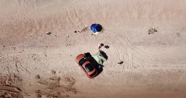 Vista de arriba hacia abajo del camping en solitario en la playa de arena tropical. Zoom fuera volar . — Vídeos de Stock