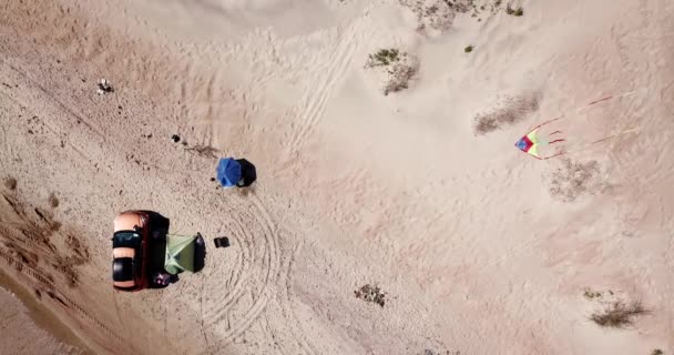 Вид сверху на одинокий кемпинг на тропическом песчаном пляже — стоковое видео