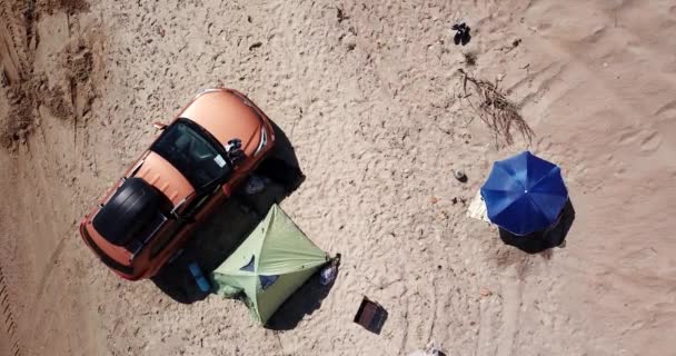 Widok z góry na dół samotnego kempingu na tropikalnej piaszczystej plaży — Wideo stockowe