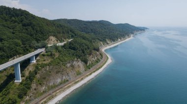 Arabaları ve kamyonları olan yüksek köprü ve dağ yolu, Karadeniz, Rusya