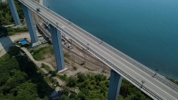 Vista aérea de ponte alta e estrada de montanha com carros e caminhão, Mar Negro, Rússia — Fotografia de Stock