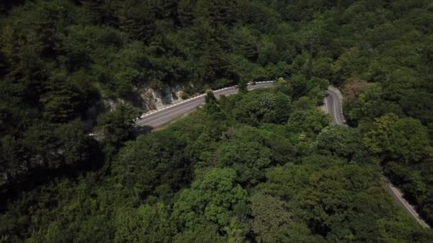 Vue aérienne d'en haut de la route courbe avec une voiture sur la montagne avec forêt verte en Russie