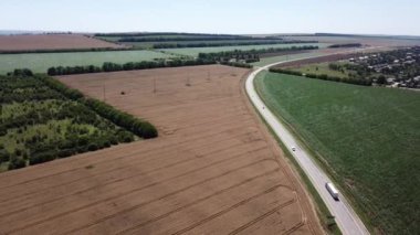 Çayırla tarım alanı arasındaki karayolu manzarası.