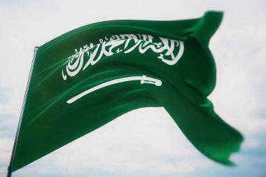 Dünyanın bayraklarını sallıyor. Suudi Arabistan bayrağı. Sığ bir alan derinliği ve seçici bir odak noktasıyla vurulmuş. 3B illüstrasyon.