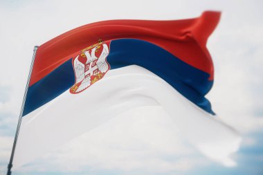 Dünyanın bayraklarını sallıyor - Sırbistan bayrağı. Sığ bir alan derinliği ve seçici bir odak noktasıyla vurulmuş. 3B illüstrasyon.