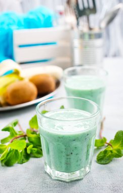 Nane ve yoğurt ile mavi güler yüzlü lezzetli