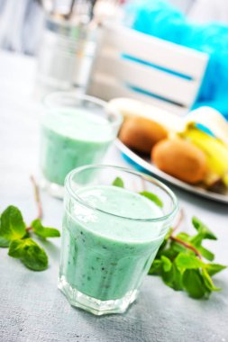 Nane ve yoğurt ile mavi güler yüzlü lezzetli