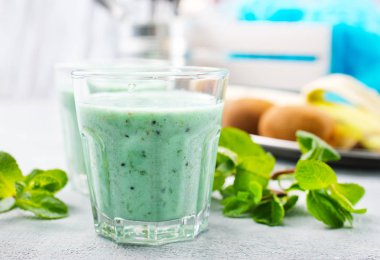 Nane ve yoğurt ile mavi güler yüzlü lezzetli