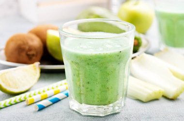 Cam, sağlıklı diyet taze yeşil smoothie 