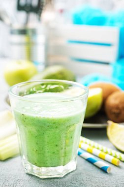 Cam, sağlıklı diyet taze yeşil smoothie 