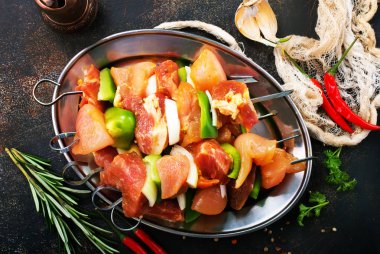 Taze sebzeler çiğ tavuk kebabı