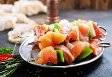 Taze sebzeler çiğ tavuk kebabı