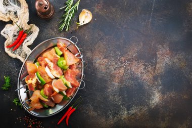 Taze sebzeler çiğ tavuk kebabı