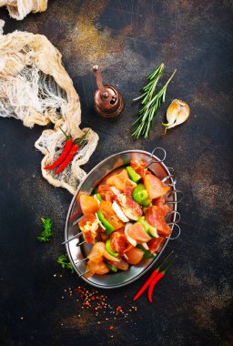 çiğ tavuk kebap taze sebze ile Diyet yemekleri