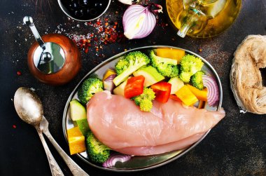 pişirme için tepsi üzerinde taze sebzeler çiğ tavuk fileto 