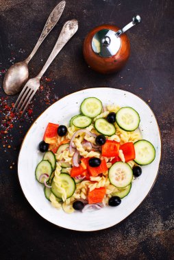 Makarna ve sebzeler plaka üzerinde lezzetli salata 