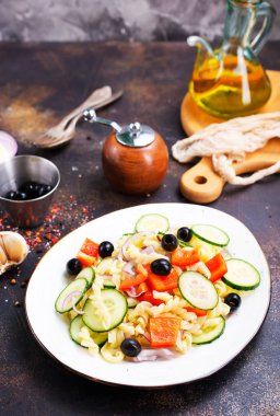 Makarna ve sebzeler plaka üzerinde lezzetli salata 