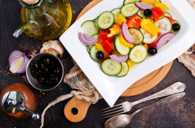 zeytin ve beyaz tabakta sebze salatası