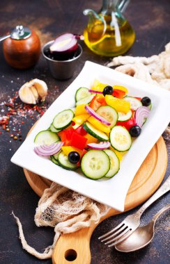 zeytin ve beyaz tabakta sebze salatası