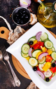 zeytin ve beyaz tabakta sebze salatası