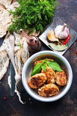 kızarmış tavuk pirzola metal kapta