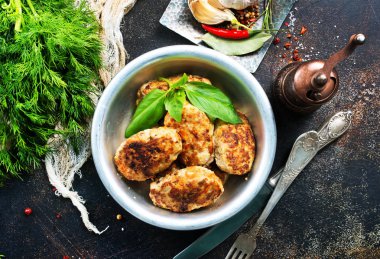 kızarmış tavuk pirzola metal kapta