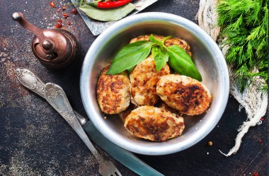 kızarmış tavuk pirzola metal kapta