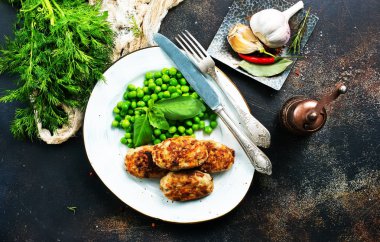 yeşil bezelye ile kızarmış beşamel sos, beşamel sos ile bezelye