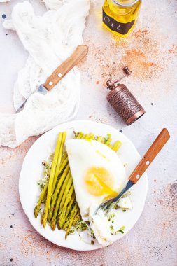 kızarmış yumurta ile kuşkonmaz ile taze kahvaltı