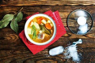 taze balık çorbası ile somon ve Yeşiller