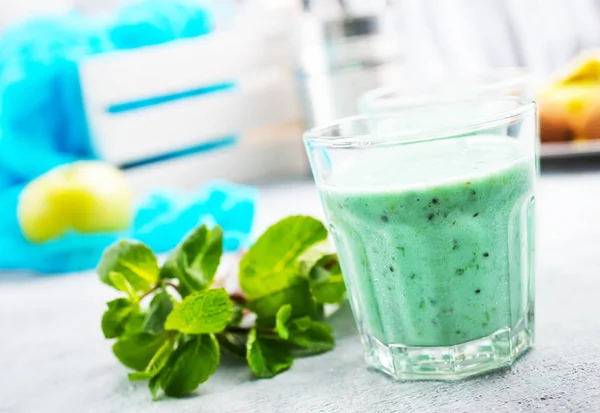 Nane ve yoğurt ile mavi güler yüzlü lezzetli