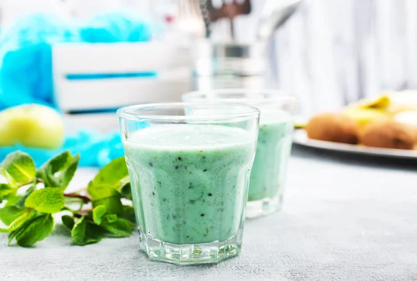 Nane ve yoğurt ile mavi güler yüzlü lezzetli