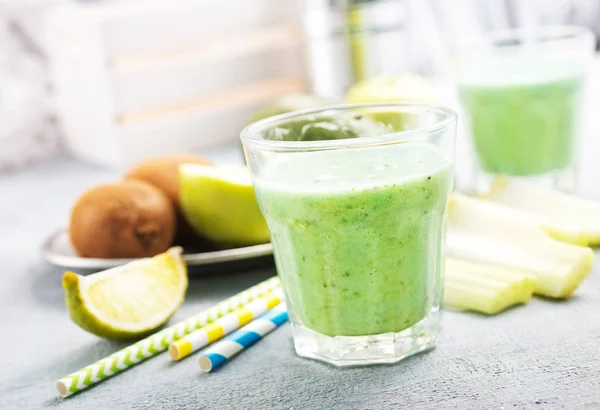 Leckerer Blauer Smoothie Mit Minze Und Joghurt — Stockfoto