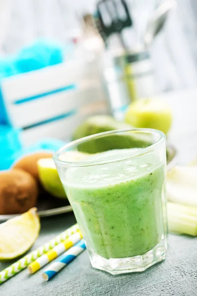 Cam, sağlıklı diyet taze yeşil smoothie 