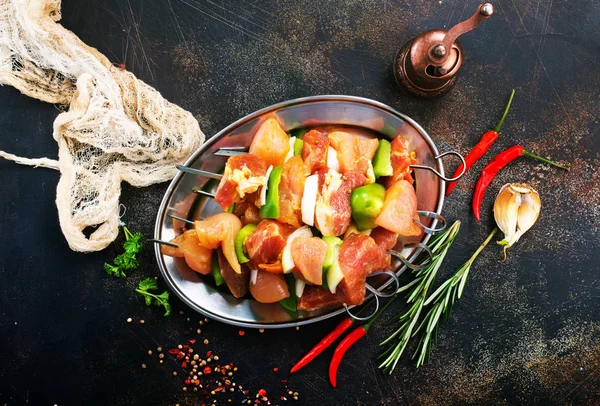 Taze sebzeler çiğ tavuk kebabı