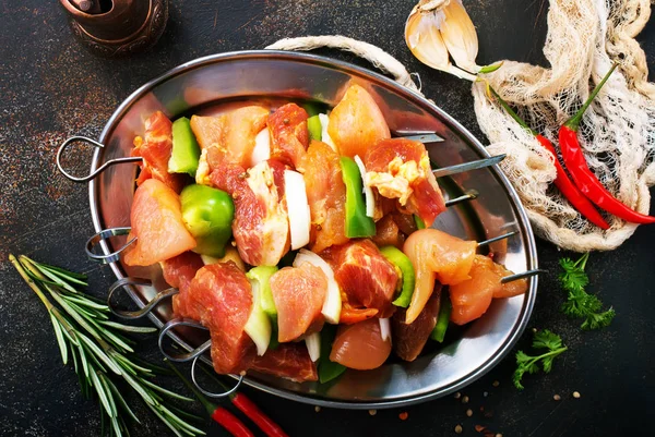 Taze sebzeler çiğ tavuk kebabı