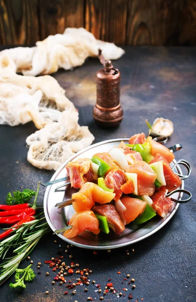 Taze sebzeler çiğ tavuk kebabı