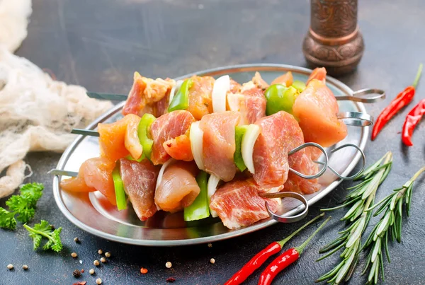 Taze sebzeler çiğ tavuk kebabı