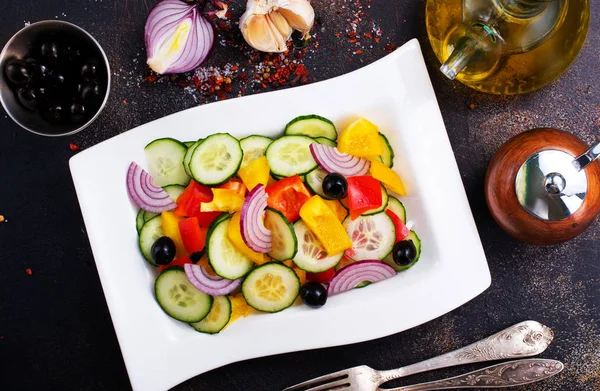 Salada Com Azeitonas Legumes Prato Branco — Fotografia de Stock