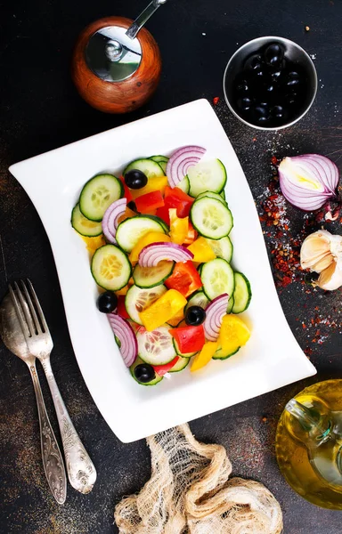 Sallad Med Oliver Och Grönsaker Vit Platta — Stockfoto