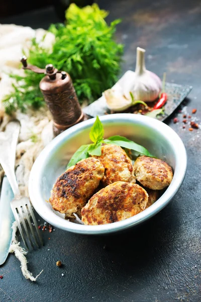 Gebratene Hähnchenschnitzel Metallschale — Stockfoto