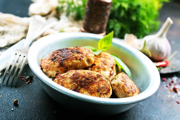 Gebratene Hähnchenschnitzel Metallschale — Stockfoto