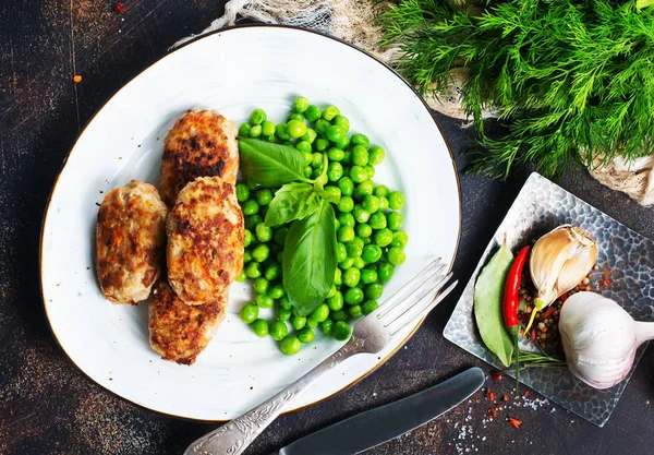 Chuletas Pollo Frito Con Guisantes Verdes Plato Blanco —  Fotos de Stock