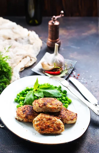 yeşil bezelye ile kızarmış beşamel sos, beşamel sos ile bezelye